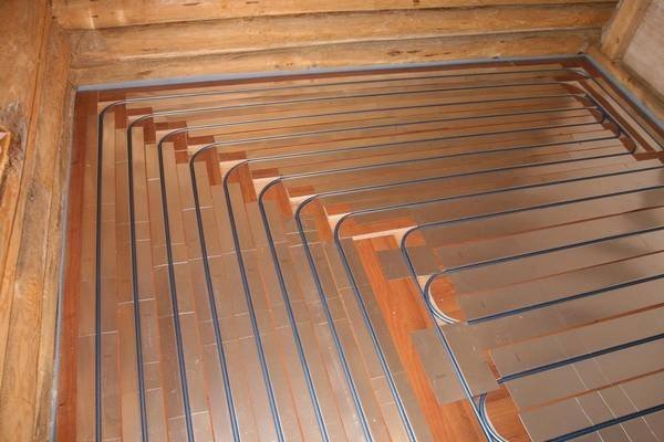 Як зробити теплу водяну підлогу на дерев'яній підлозі: 5 варіантів укладки